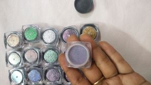 🆕25 Piece Eye Glitters
