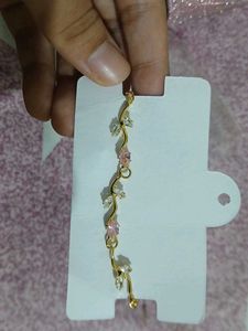 Elegant Gold Tone Bracelet with Pearls