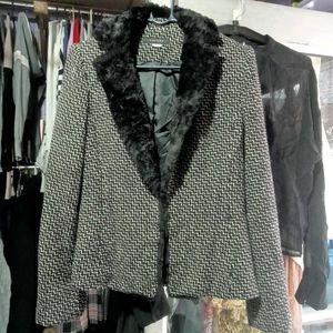 Chic Textured Blazer with Fur Collar