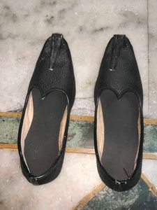 Stylish Black Juttis for Men