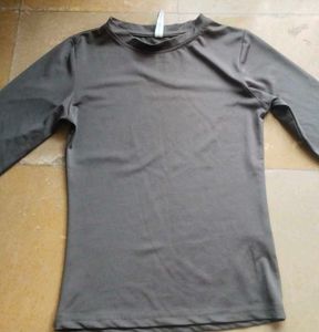 gray long sleeve tshirt