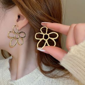 Gold Flower Earrings -  Delic