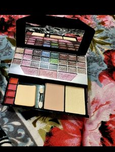 Women Eyeshadow Kit With Sealed Pack