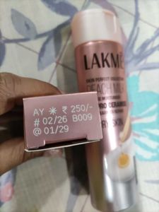Lakme Peach Milk &amp; Mousse Foundation Set