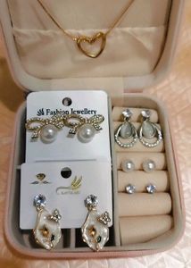 Chic Jewelry Set - Anti Tarnish Pendant & Earrings