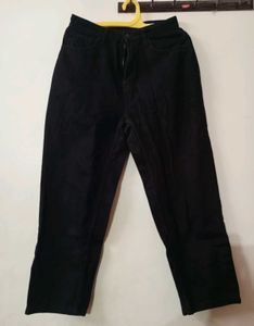 Black Mom-Fit Jeans  🖤