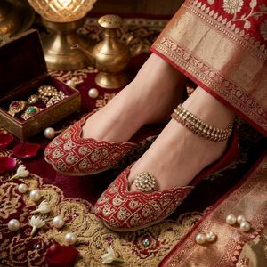 Embroidered Red Juttis