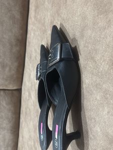 Chic Black Pointed Toe Mules