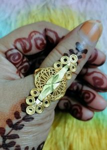 brand new Elegant Gold Tone Ring