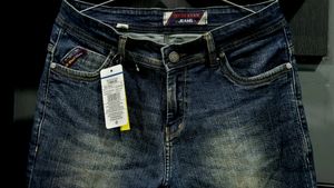 Pack 2 Quality Pink Sweatshirt&amp;Stylish Denim Jeans