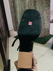 Modish Black Pupm Heels
