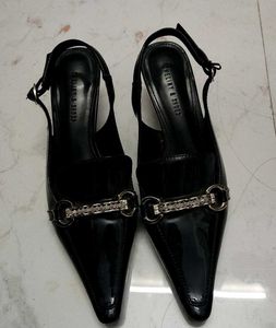 Elegant kitten heels 👠
