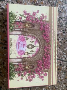 Festive Gifting Sweets Box magnit lock system