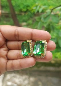 Classic Fashion Emarald Earrings With Diamonds Around It