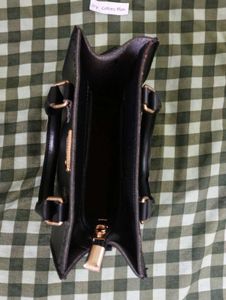 Chic structure Black Handbag