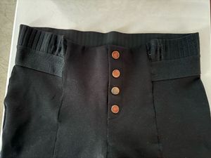 High-waist leggings with golden buttons