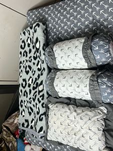 Cozy Arrow Pattern Bedding Set with Blanket