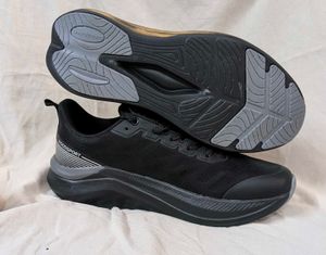 Mens Black Sneakers  Size 7🌟