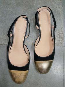 Stylish Black &amp; Gold Accent Heel