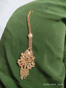 Elegant Kundan Maang Tikka