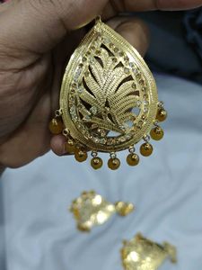 Gold Toned Maang Tikka &amp; Earrings Set