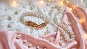 🆕Elegant Pearl &amp; Gold Leaf Necklace