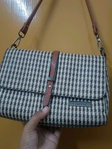 Chic Houndstooth Crossbody Bag