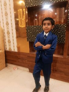Royal Blue coat pent set. It's 5 piece set. Coat Pent Jacket Shirt And Tie. Fit In 4-6 Year Boy.