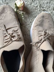 Like New TRASE Casual Sneakers 👟👌
