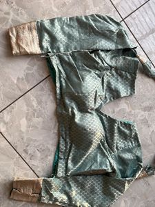 Elegant Silk Saree with Intricate Weave