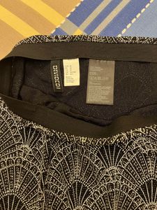 Chic Black &amp; White Patterned Mini Skirt