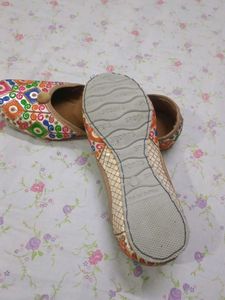 Women Paisley Print Juttis