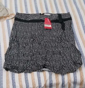 Chic Black &amp; White Patterned Skirt