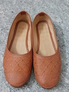 Stylish Brown Juttis