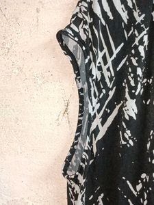 Chic Black &amp; White Abstract Print Top Oversized