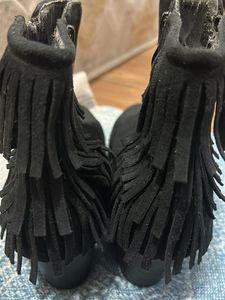 Stylish Black Ankle Boots with Fringe Detail (38)