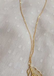 Elegant Gold Peacock Feather Pendant Necklace