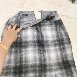 Chic Black Top &amp; Plaid Skirt Set
