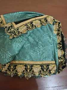 blacK velvet border saare