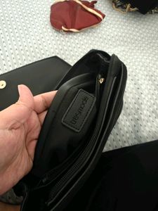 Tresmode Black Handheld Bag.
