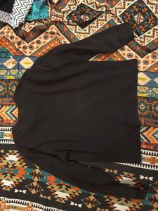 Classic Black Long-Sleeve Ribbed Sweatshirt