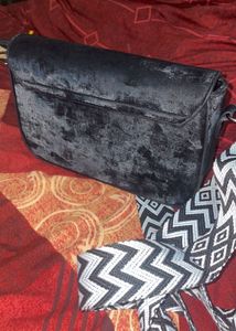 Stylish Black Crossbody Bag with Patterned Strap