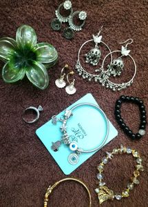 Assorted Women's Jewelry Set