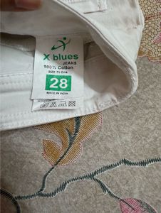 Women’s White Capri Pants !