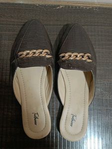 Stylish Chain leather design footwear