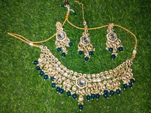 Exquisite Kundan Necklace Set with Earrings