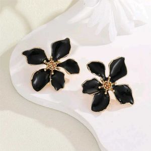 Elegant Black Flower &amp; Crystal Square Earrings