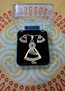🌟 Gold-Tone Necklace and Earring Set