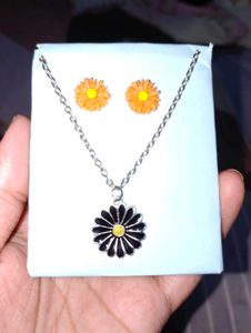 Daisy Necklace and Earrings Set