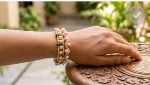 pack of 2 handmade Korean beaded bracelet